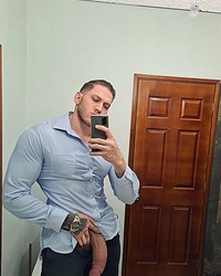 Bodybuilder shows humongous and lengthy penis